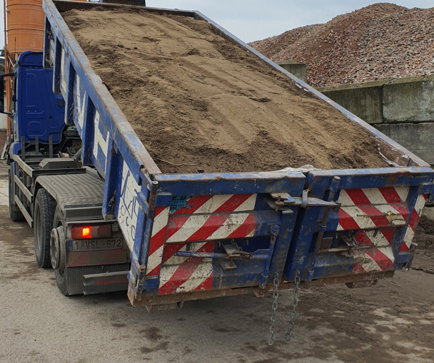 Grond- en steenpuin container